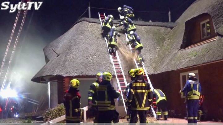 Reetdach Brandbekaempfung Feuerwehr Sylt